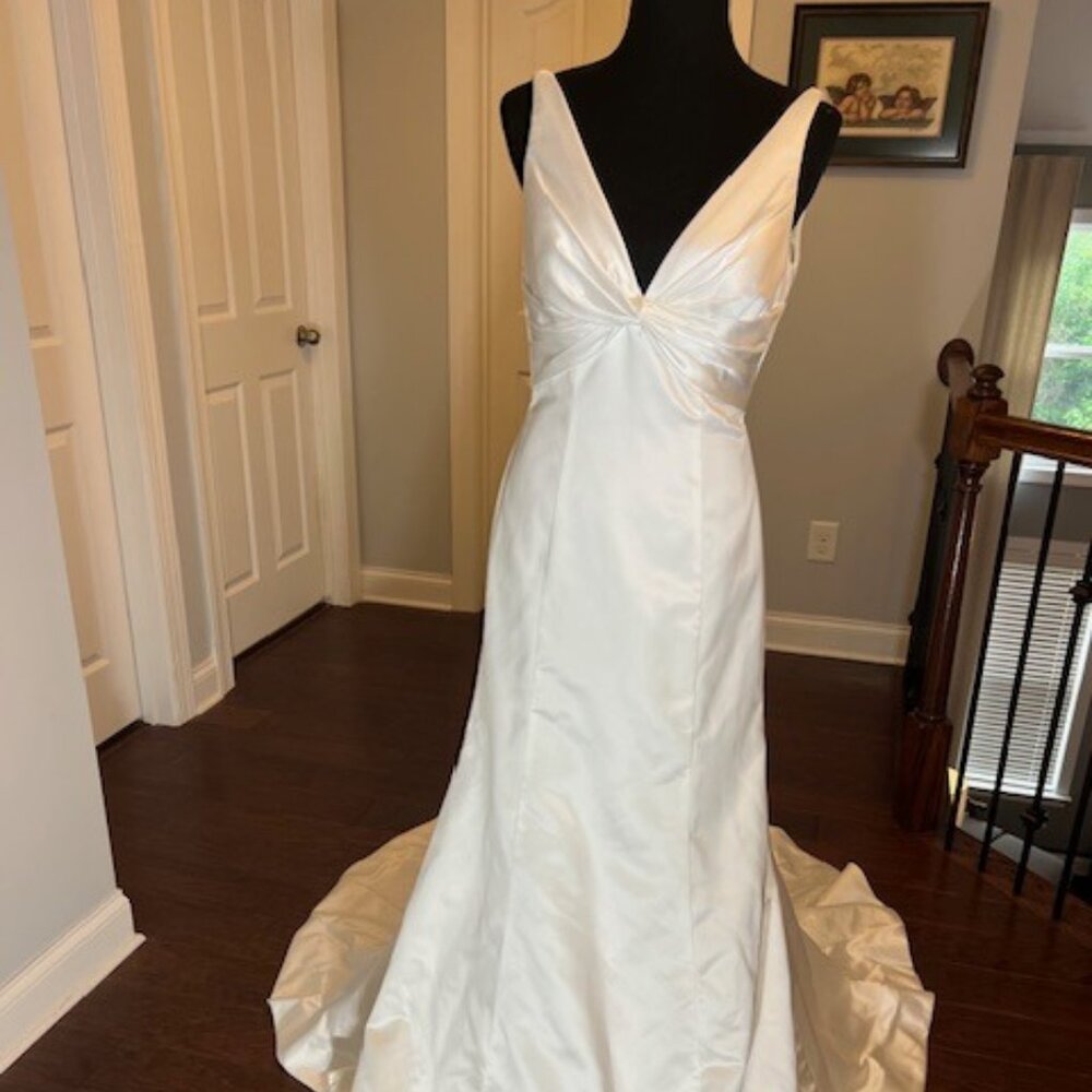 NWT Exclusive Bridal Sleeveless Plunge Neckline Satin Diamond White Size 10